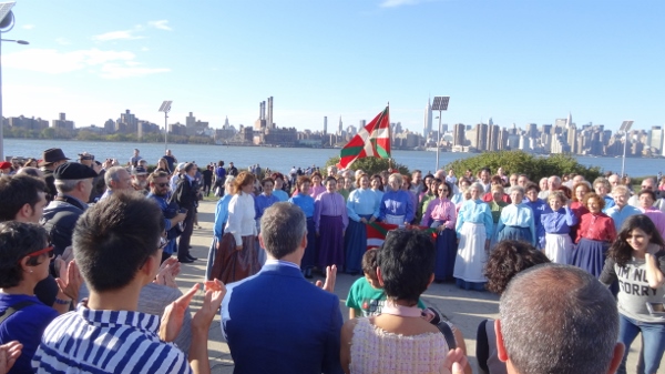 La coral San Antonio de Iralabarri recibe los aplausos del lehendakari Urkullu y del público congregado frente a Manhattan tras interpretar el 'Euskal Herriko semeak gera' (foto EuskalKultura.com)